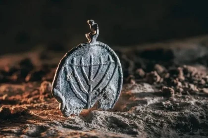 Mặt dây chuyền 1.300 năm tuổi, được trang trí biểu tượng menorah 7 nhánh, được phát hiện tại Jerusalem. (Nguồn: Cơ quan Cổ vật Israel)