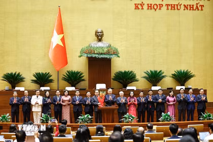 Tống Bí thư Tô Lâm thay mặt các đại biểu Quốc hội khóa XVI tặng hoa chúc mừng Chủ tịch Quốc hội Trần Thanh Mẫn, các Phó Chủ tịch Quốc hội và Ủy viên Ủy ban Thường vụ Quốc hội. (Ảnh: Doãn Tấn/TTXVN)