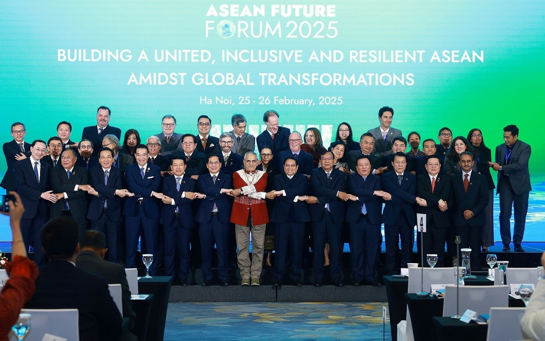 Thủ tướng Phạm Minh Chính và lãnh đạo các nước ASEAN, Timor-Leste tham dự Phiên toàn thể Hội nghị Cấp cao ASEAN lần thứ 46. (Ảnh: Dương Giang/TTXVN)