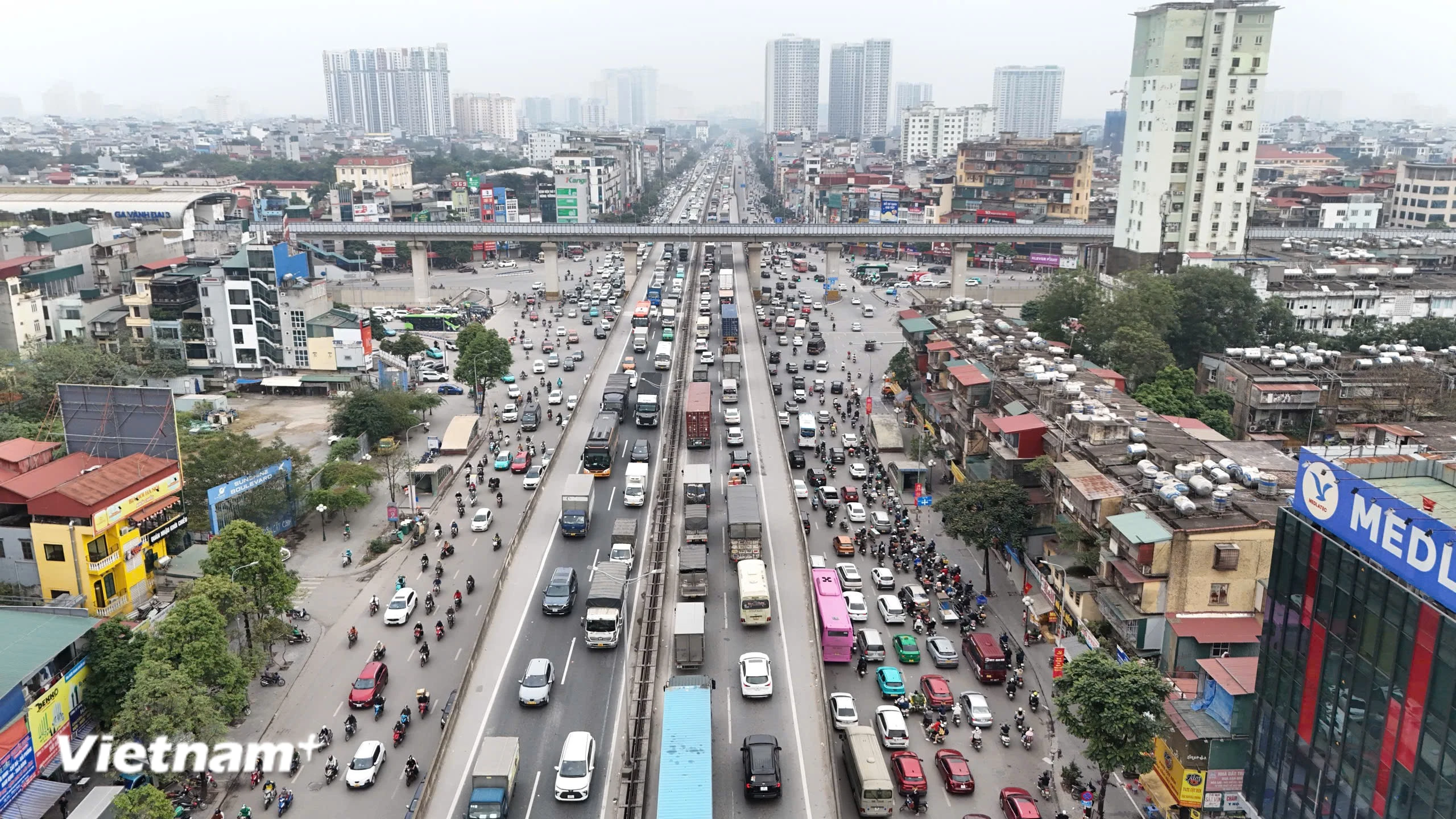 Người dân ùn ùn rời thủ đô về quê ăn Tết Bính Ngọ