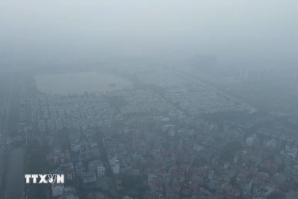 Thủ đô Hà Nội chìm trong bụi mịn và sương mù. (Ảnh: Phan Phương/TTXVN)