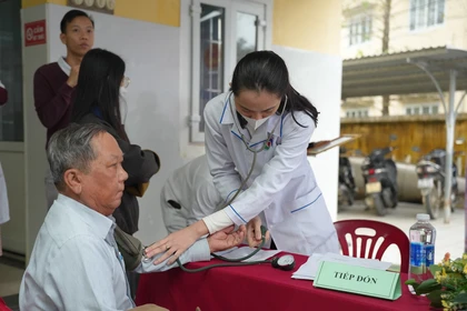 Tại Chương trình, có 300 người dân được thăm khám các chuyên khoa nội, da liễu, mắt, răng hàm mặt... (Ảnh: PV/Vietnam+)