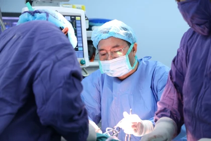 Các bác sỹ thực hiện ca phẫu thuật cho bệnh nhân. (Ảnh: PV/Vietnam+)