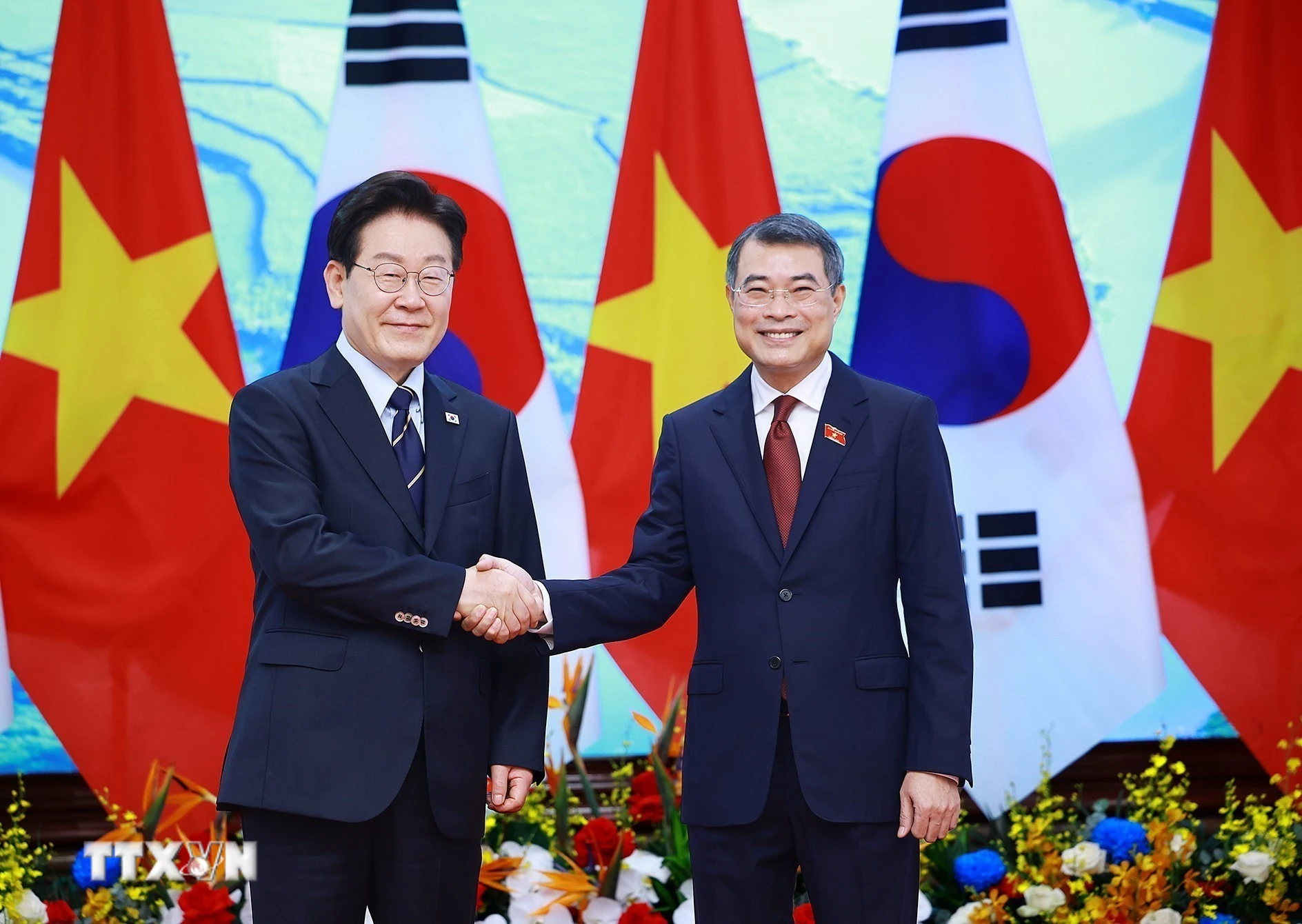 Thủ tướng Lê Minh Hưng hội kiến Tổng thống Hàn Quốc Lee Jae Myung