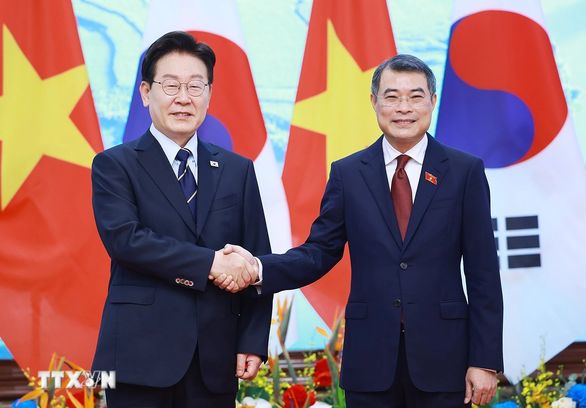 Thủ tướng Lê Minh Hưng hội kiến Tổng thống Hàn Quốc Lee Jae-myung tại Seoul
