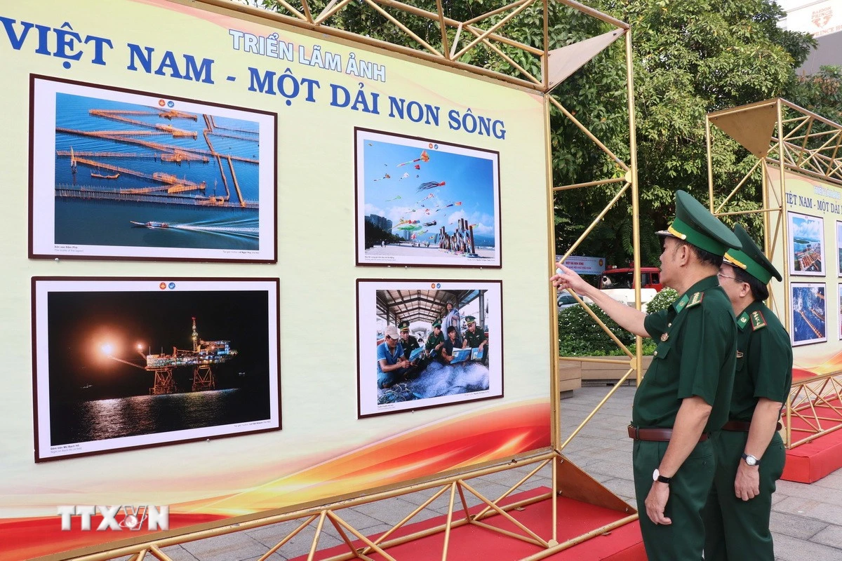 Triển lãm ảnh 'Việt Nam - Một dải non sông' khai mạc tại Hà Nội
