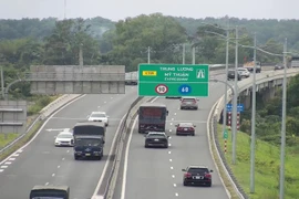 Phương tiện lưu thông trên tuyến cao tốc Trung Lương-Mỹ Thuận. (Anh: PV/Vietnam+)