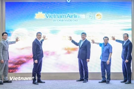 Các đại biểu thực hiện nghi thức khởi động chiến dịch “Chạm Thu Hà Nội”. (Ảnh: Việt Hùng/Vietnam+)