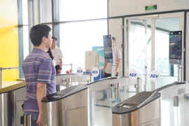 Cảng hàng không Quốc tế Nội Bài chính thức triển khai làm thủ tục bay bằng sinh trắc học trên VNeID. (Ảnh: PV/Vietnam+)