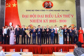 Thứ trưởng Bộ Xây dựng Nguyễn Xuân Sang tặng hoa chúc mừng Ban chấp hành Đảng bộ SBIC nhiệm kỳ 2025-2030. (Ảnh: Việt Hùng/Vietnam+)