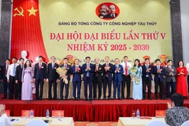 Thứ trưởng Bộ Xây dựng Nguyễn Xuân Sang tặng hoa chúc mừng Ban chấp hành Đảng bộ SBIC nhiệm kỳ 2025-2030. (Ảnh: Việt Hùng/Vietnam+)