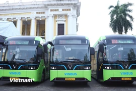 Tuyến buýt điện miễn phí E11 kết nối Yên Phụ-Bờ Hồ-Lăng Bác đi qua nhiều địa danh du lịch của Hà Nội. (Ảnh: Việt Hùng/Vietnam+)