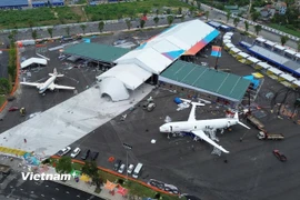 Người dân có cơ hội chiêm ngưỡng các loại máy bay từ quá khứ đến hiện tại tại Triển lãm thành tựu đất nước. (Ảnh: Quốc Khánh/Vietnam+)