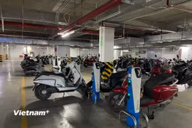 Một trụ sạc dành cho xe điện dưới hầm chung cư tại thành phố Hà Nội. (Ảnh: Việt Hùng/Vietnam+)