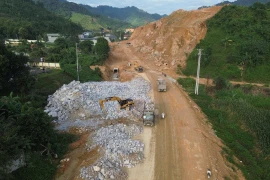 Nhà thầu thi công Dự án đường Hồ Chí Minh đoạn Chợ Chu-Ngã ba Trung Sơn. (Ảnh: Khánh Hùng/Vietnam+)