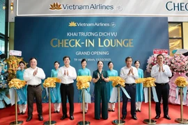 Các đại biểu cắt băng khánh thành Khai trương Check-in Lounge tại Sân bay Tân Sơn Nhất. (Ảnh: PV/Vietnam+)