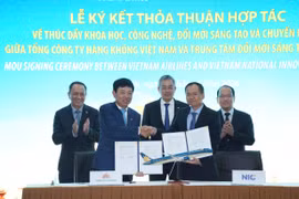 Vietnam Airlines và Trung tâm Đổi mới sáng tạo Quốc gia đã ký kết Thỏa thuận hợp tác về thúc đẩy khoa học, công nghệ, đổi mới sáng tạo và chuyển đổi số. (Ảnh: PV/Vietnam+)