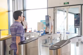 Hành khách làm thủ tục đi máy bay qua ứng dụng VneID tại Cảng hàng không quốc tế Nội Bài. (Ảnh: PV/Vietnam+)