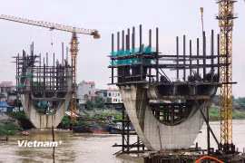 Dự án cầu Đuống mới hiện chỉ thi công được hai trụ dưới lòng sông do vướng mắc mặt bằng hai đầu quận Long Biên và huyện Gia Lâm. (Ảnh: Việt Hùng/Vietnam+)