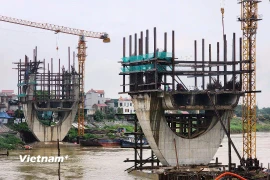 Dự án cầu Đuống mới hiện chỉ thi công được hai trụ dưới lòng sông do vướng mắc mặt bằng hai đầu quận Long Biên và huyện Gia Lâm. (Ảnh: Việt Hùng/Vietnam+)