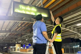 Đơn vị bảo trì đã tạm thời điều chỉnh, khắc phục lỗi để đảm bảo hành khách có thể theo dõi giờ đến và đi của tàu tại cả 12 nhà ga tuyến đường sắt đô thị Cát Linh-Hà Đông. (Ảnh: PV/Vietnam+)