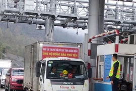 Miễn phí đường bộ cho tất cả các đoàn xe cứu trợ khi đi qua các trạm thu phí do Đèo Cả quản lý vận hành kể từ 23/11/2025. (Ảnh: PV/Vietnam+)
