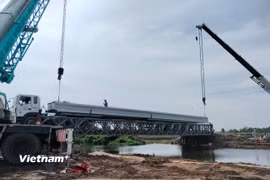 Nhà thầu thi công hạng mục đúc dầm cầu. (Ảnh: Việt Hùng/Vietnam+)