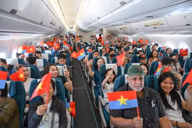 Vietnam Airlines tổ chức chuyến bay đặc biệt kỷ niệm 51 năm Ngày Giải phóng miền Nam. (Ảnh: PV/Vietnam+)