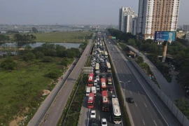 Phương tiện nối đuôi nhau xếp hàng dài trên tuyến cao tốc Pháp Vân-Cầu Giẽ trở lại Thủ đô. (Ảnh: PV/Vietnam+)