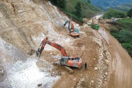 Nhà thầu tăng tốc thi công Dự án kết nối giao thông các tỉnh miền núi phía Bắc để hoàn thành trước Tết Nguyên đán Bính Ngọ 2026. (Ảnh: Khánh Hùng/Vietnam+)
