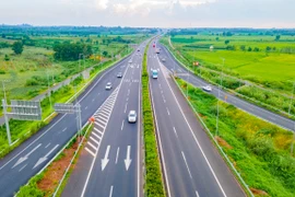 Phương tiện lưu thông trên tuyến cao tốc Thành phố Hồ Chí Minh-Long Thành-Dầu Giây. (Ảnh: PV/Vietnam+)