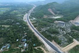 Dự án cao tốc Quảng Ngãi-Hoài Nhơn sẽ thông xe kỹ thuật 10km đoạn cuối tuyến (đoạn từ Km79-Km88) nối với cao tốc Hoài Nhơn-Quy Nhơn vào ngày 19/8. (Ảnh: Khánh Hùng/Vietnam+)