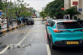 Bến xe Giáp Bát sẽ miễn phí xe cá nhân, taxi, xe công nghệ khi vào bến đón khách. (Ảnh: PV/Vietnam+)
