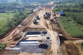 Nhà thầu thi công dự án giao thông đang đối mặt với chi phí phát sinh cao khi giá nhiên, vật liệu biến động. (Ảnh: Khánh Hùng/Vietnam+)