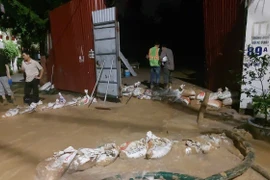 Khu vực trong ngõ Núi Trúc đã xảy ra hiện tượng hỗn hợp bùn và nước trào lên mặt đất trong quá trình khoan hầm. (Ảnh: PV/Vietnam+)