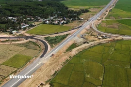 Dự án cao tốc Chí Thạnh-Vân Phong đang được nhà thầu nỗ lực thi công nhằm mục tiêu hoàn thành vào cuối năm 2025. (Ảnh: Khánh Hùng/Vietnam+)