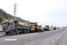 Thi công thảm nhựa nền đường một Dự án thành phần cao tốc Bắc-Nam phía Đông. (Ảnh: Quốc Khánh/Vietnam+)