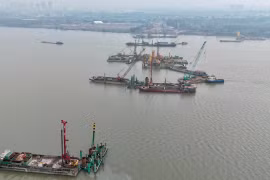 Chủ đầu tư và nhà thầu thi công xuyên Tết dự án cầu Trần Hưng Đạo, quyết tâm “cán đích” giữa năm 2027. (Ảnh: PV/Vietnam+)