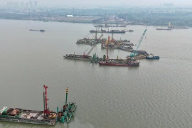 Chủ đầu tư và nhà thầu thi công xuyên Tết dự án cầu Trần Hưng Đạo, quyết tâm “cán đích” giữa năm 2027. (Ảnh: PV/Vietnam+)