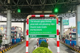 Từ ngày 1/10/2025, chủ xe ôtô phải thực hiện định danh và liên kết phương tiện thanh toán hợp lệ mới được phép nạp tiền sử dụng làn thu phí không dừng. (Ảnh: PV/Vietnam+)