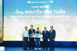 Hành khách Nguyễn Văn Tuấn may mắn là hành khách thứ 350 triệu đi trên chuyến bay VN1541 từ Hà Nội đến Huế của Vietnam Airlines. (Ảnh: PV/Vietnam+)