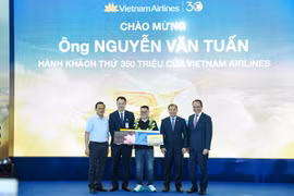 Hành khách Nguyễn Văn Tuấn may mắn là hành khách thứ 350 triệu đi trên chuyến bay VN1541 từ Hà Nội đến Huế của Vietnam Airlines. (Ảnh: PV/Vietnam+)