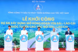 Các đại biểu nhấn nút khởi công dự án mở rộng đoạn cao tốc Yên Bái-Lào Cai. (Ảnh: Việt Hùng/Vietnam+)