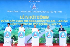 Các đại biểu nhấn nút khởi công dự án mở rộng đoạn cao tốc Yên Bái-Lào Cai. (Ảnh: Việt Hùng/Vietnam+)