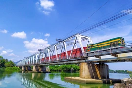 Ngành Đường sắt tạm dừng nhiều chuyến tàu do bão số 13. (Ảnh: PV/Vietnam+)