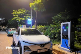 Một trụ sạc dành cho xe ôtô điện được bố trí ngay sân của tòa chung cư tại Hà Nội. (Ảnh: Việt Hùng/Vietnam+)