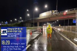 Do cao tốc Vĩnh Hảo-Phan Thiết bị ngập sâu, lực lượng chức năng buộc phải cấm phải cấm đường phải tuyến tại nút giao Ma Lâm. (Ảnh: Cục Đường bộ cung cấp)