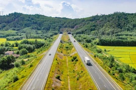 Phương tiện lưu thông trên một tuyến cao tốc được đưa vào vận hành và khai thác. (Ảnh: PV/Vietnam+)