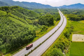 VEC thực hiện đầu tư mở rộng Dự án đường cao tốc Nội Bài-Lào Cai đoạn Yên Bái-Lào Cai trong quý 4 năm nay. (Ảnh: PV/Vietnam+)