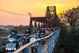 Phương tiện thô sơ đi trên cầu Long Biên. (Ảnh: Khánh Hòa/TTXVN)